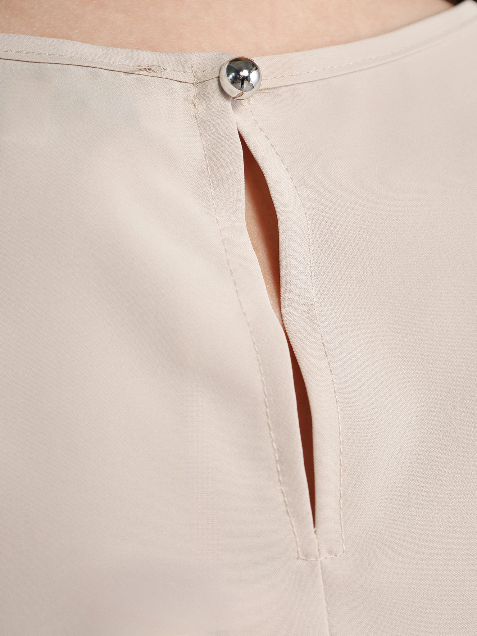 Блуза светло-бежевого цвета с цепочкой-мониль